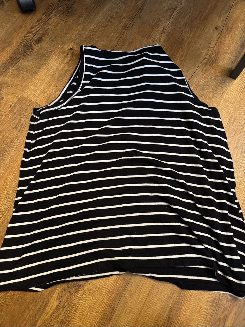 Old Navy Black and White Striped V-Neck Tank - Picture 4 of 4